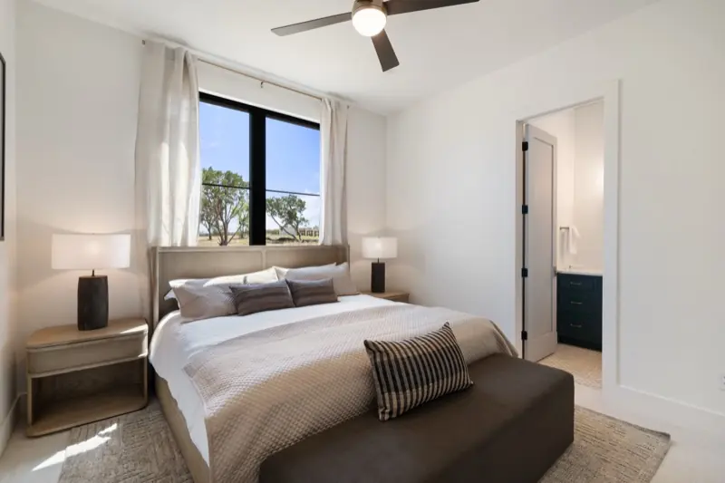 Guest bedroom with ensuite bath